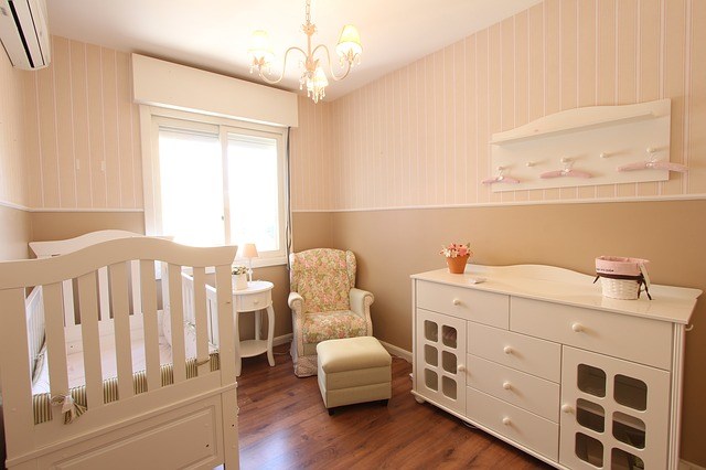 Bel équilibre entre confort, douceur, sécurité et praticité pour cette déco chambre bébé
