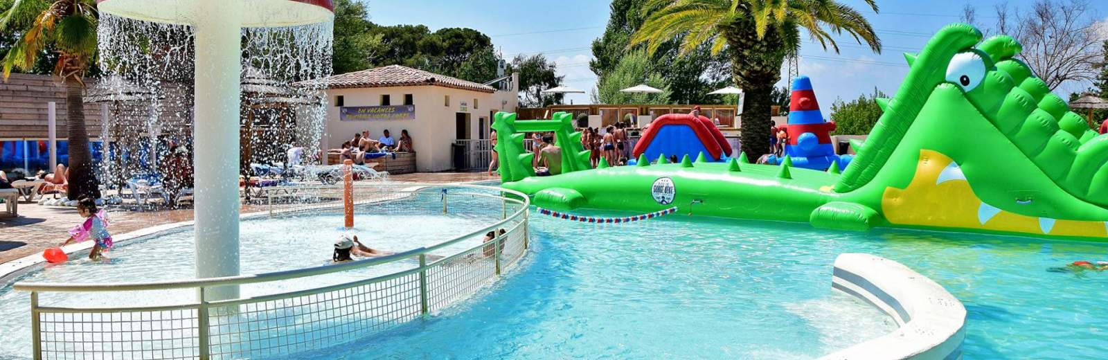 L’espace aquatique du camping comporte une piscine chauffée avec des structures gonflables pour les enfants